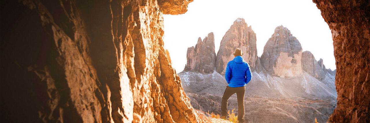 Une personne devant une grotte