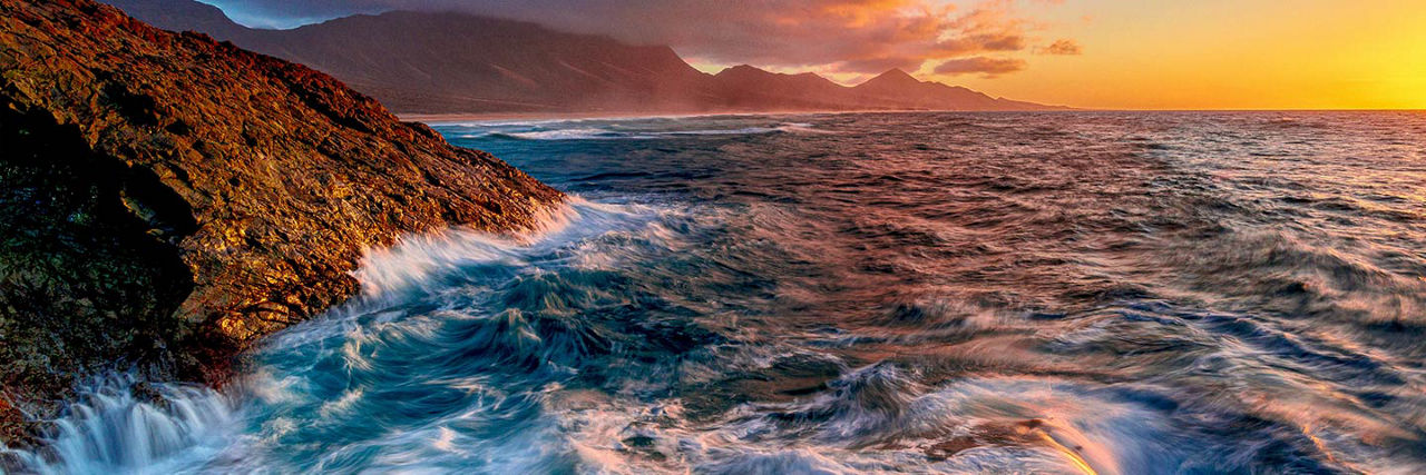 Luftaufnahme einer Staumauer